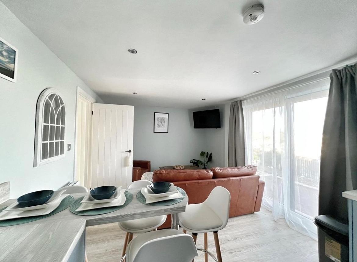 Orchard Lodge -Coastal Retreat, New Build, Village Views, Private Garden And Terrace Saint Brides Major Luaran gambar